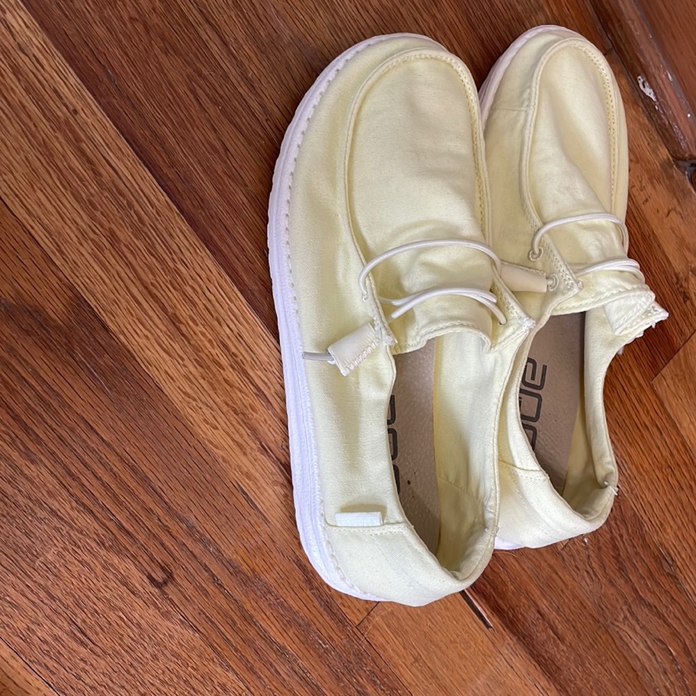 Hey Dude light yellow sz 8